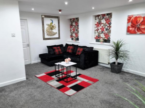 -F1-GH- Enjoy a wonderful stay in our Cosy Luxurious, Spacious ground floor apartment, Free Parking, Free WiFi